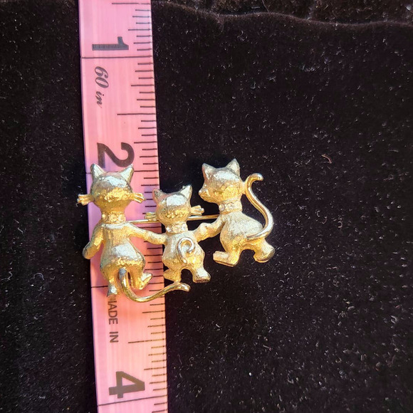 Three Cats Holding Hands Gold Tone Kitty Cat Family Brooch Pin 1.5" x 1" - Picture 4 of 4